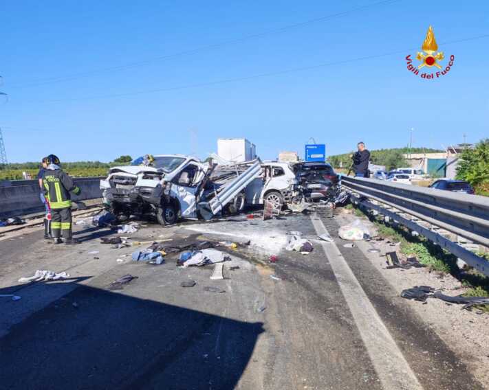 Incidente sulla statale 16 bis a Barletta: decine i mezzi coinvolti. Ci sono dei feriti