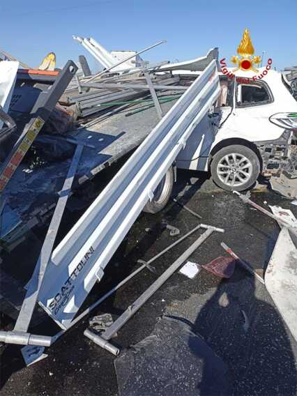 Galleria foto 'Incidente sulla statale 16 bis a Barletta: decine i mezzi coinvolti. Ci sono dei feriti' - foto 1
