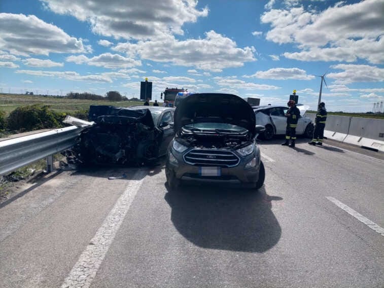 Scontro tra tre auto sulla Ss 613 a Tuturano: feriti in ospedale in codice giallo Scontro tra tre auto sulla Ss 613 a Tuturano: feriti in ospedale in codice giallo
