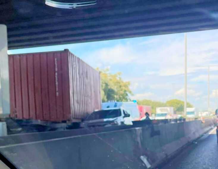 Bari, camion “schiaccia” un’auto contro il guard rail sulla Ss 16: code e rallentamenti