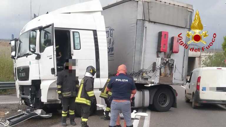 Tir contro il guard rail sulla Basentana: paura per l’autista. Intervengono i vigili del fuoco