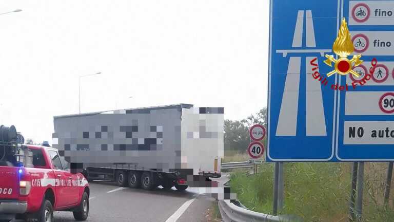 Galleria foto 'Tir contro il guard rail sulla Basentana: paura per l’autista. Intervengono i vigili del fuoco' - foto 1