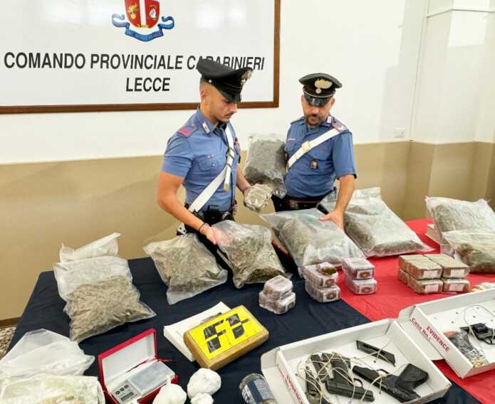 Lecce, nascondeva droga e un’arsenale da guerra in due garage: arrestato 32enne