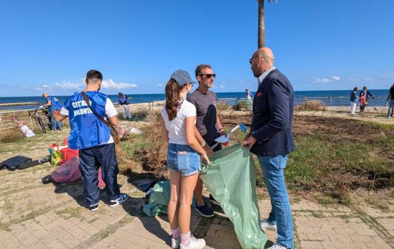 World Cleanup Day, il sindaco Leccese ed i volontari di Retake puliscono Torre Quetta