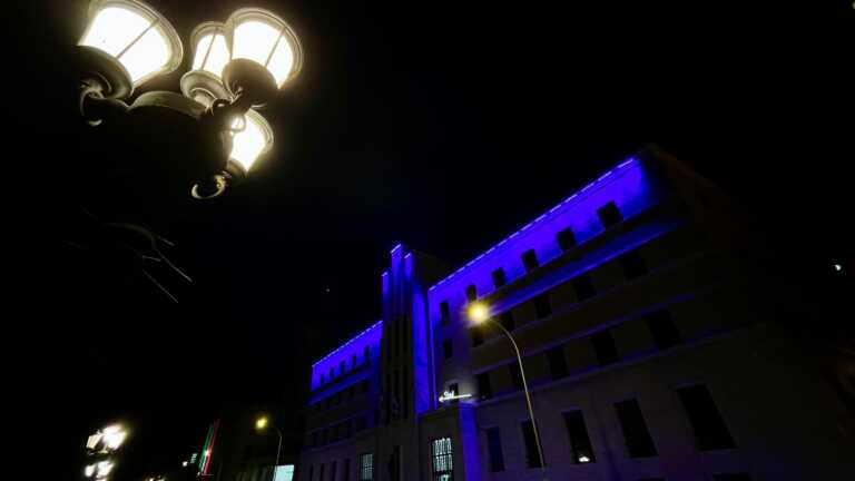 Bari, giornata delle lingue dei segni: si colora di blu la facciata di Regione Puglia