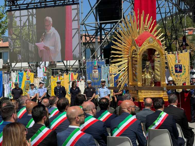 La Basilicata si ritrova a Viggiano, in migliaia per la Madonna Nera