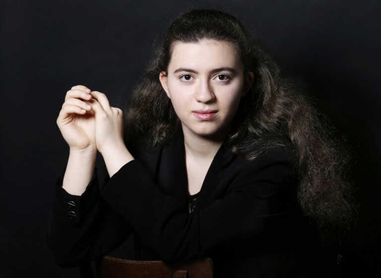 Bari, la giovane pianista albanese Marie-Ange Ngugi sul palco del Petruzzelli