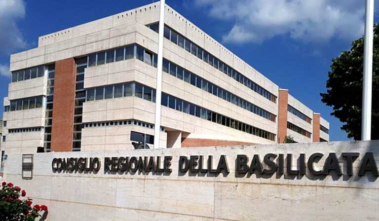 Con la nuova legge crescono i costi della politica lucana: insorge la Cgil