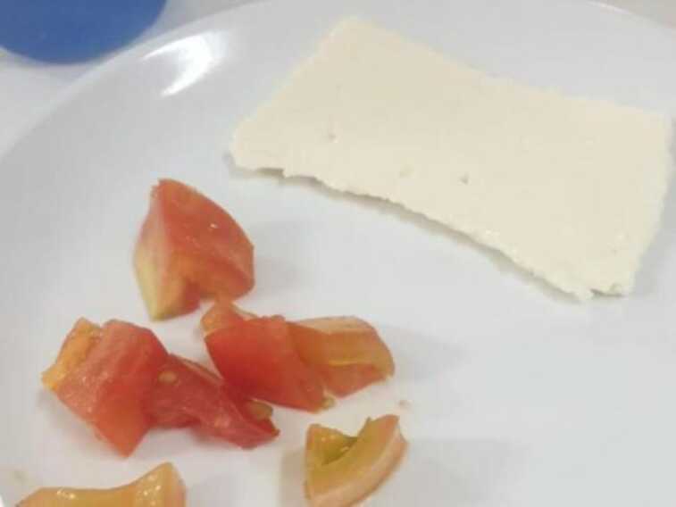 Salerno, una fettina di formaggio e sette pomodori: il pasto per i bimbi in una scuola