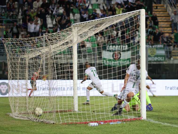 Serie C, il Monopoli spodesta il Benevento: 1-0 al “Veneziani” e primo posto in classifica