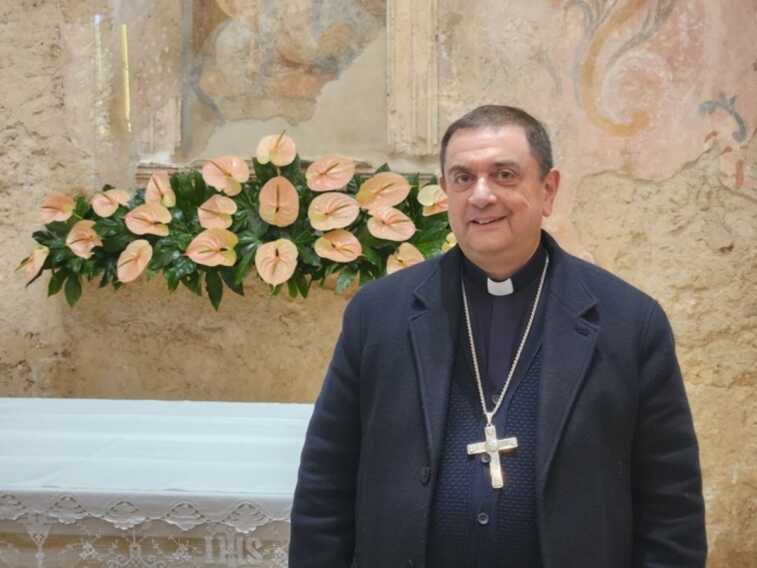 Criticato per un intervento lungo, il vescovo di Brindisi salta l’omelia: «Per non annoiarvi»
