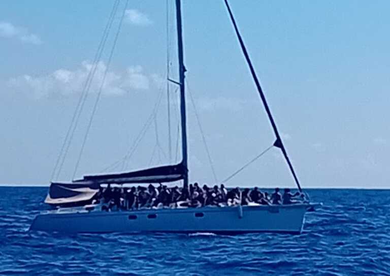 Salento, soccorsa una motovela a 24 miglia da Leuca: a bordo 80 migranti partiti dalla Turchia