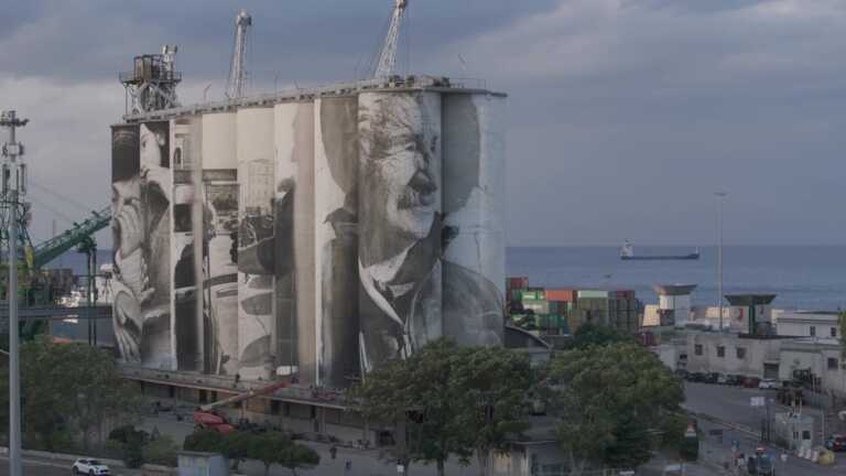 Bari, completato il murale sui silos del porto: «Un omaggio alla città e a San Nicola» – VIDEO