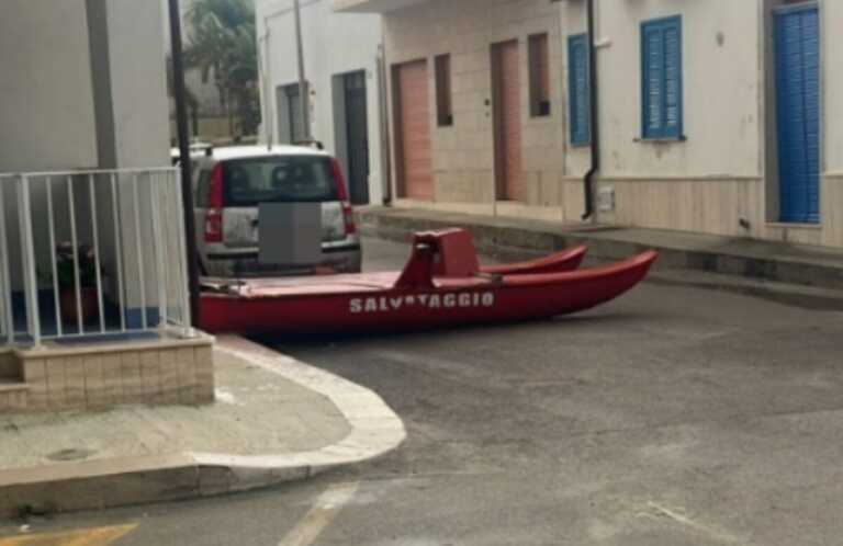 Tromba d’aria a San Foca, danni ingenti: pedalò finisce in strada – VIDEO