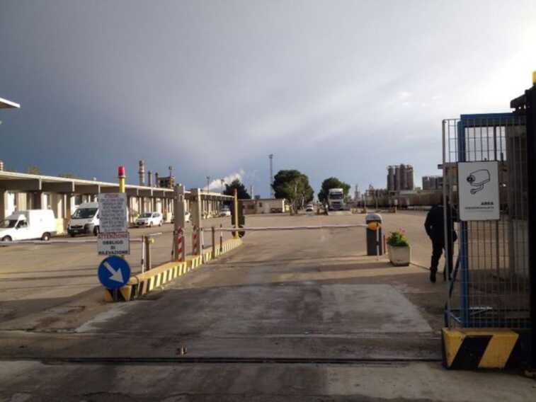 Brindisi, incendio al petrolchimico: nessun operaio ferito. L’Arpa avvia i rilievi