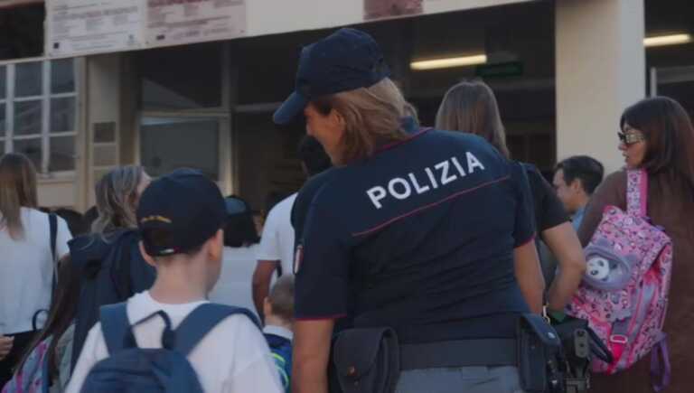Andria, il sogno di Raffaele: fare il poliziotto. I suoi eroi lo accompagnano a scuola – VIDEO
