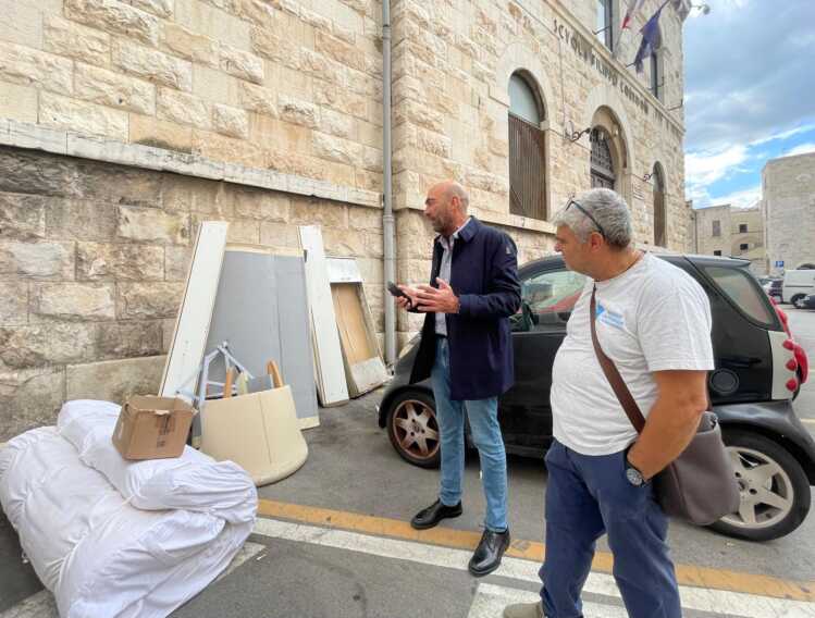 Arredi di un’intera casa abbandonati a Bari vecchia: l’ira del sindaco Leccese