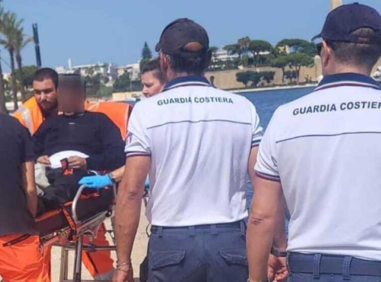 Cade in acqua al largo di Bari: marittimo ritrovato vivo dopo 24 ore di ricerche