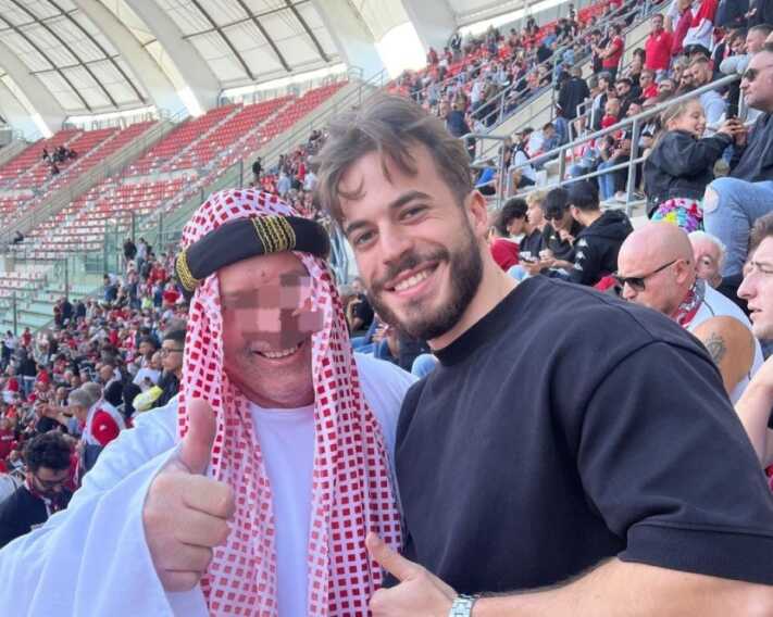 Bari-Mantova, “sceicco” allo stadio San Nicola: virali le foto con i tifosi biancorossi