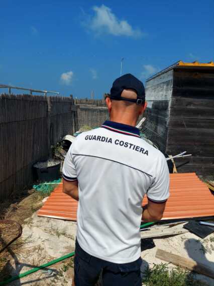 Galleria foto 'Costruzioni abusive in aree demaniali: sequestri a Lesina e Rodi Garganico' - foto 1
