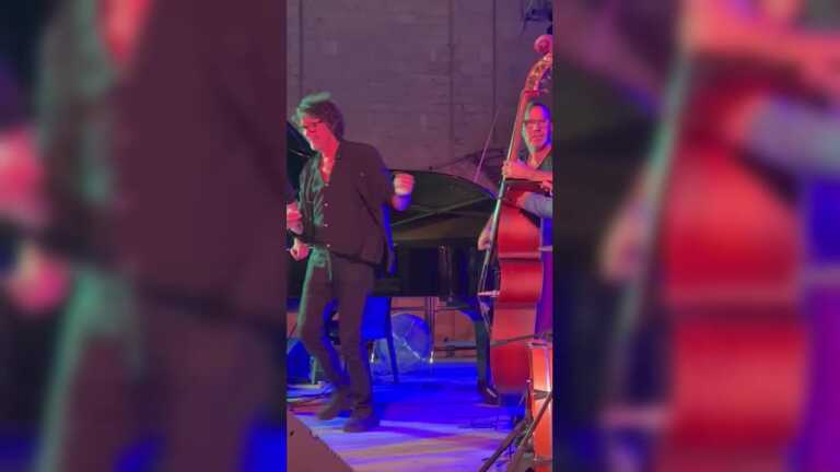 Sergio Cammariere incanta Trani e a fine concerto danza sulle note della band – VIDEO