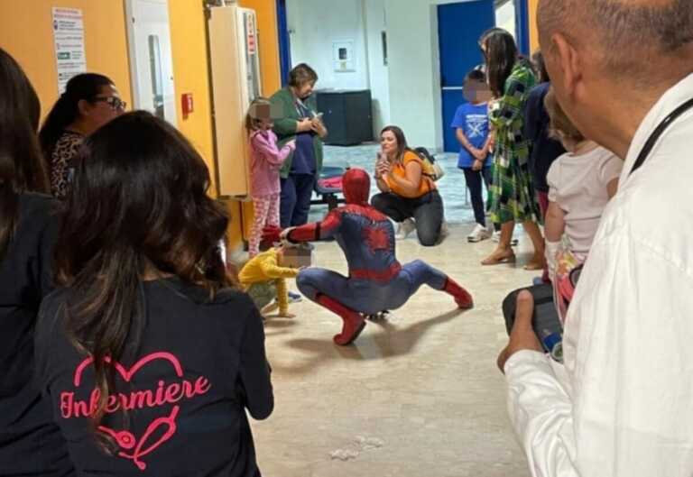 Spiderman all’ospedale Umberto I di Corato: l’abbraccio del “supereroe” ai piccoli pazienti