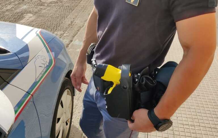 Minaccia i passanti con due coltelli: 29enne fermato con il taser a Brindisi