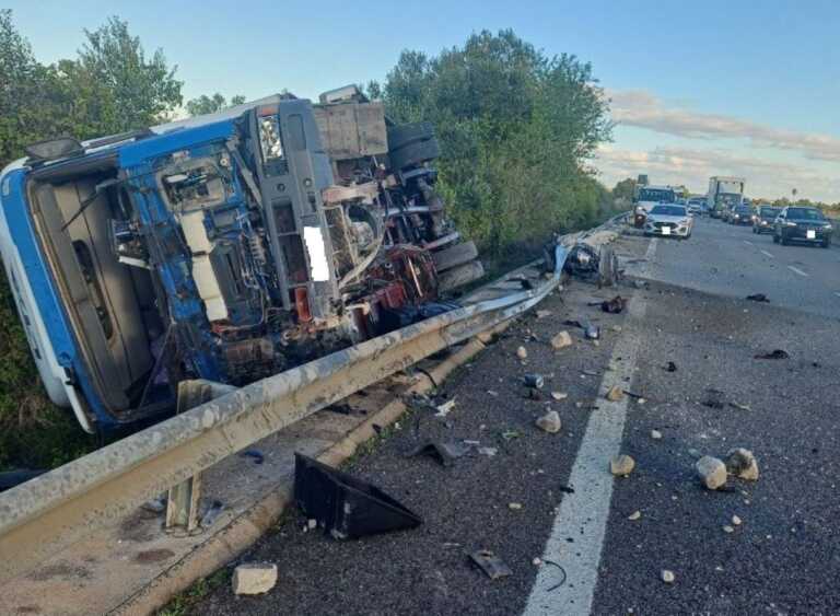 Trepuzzi, tir si ribalta sulla strada statale 613: illeso il conducente. Traffico in tilt