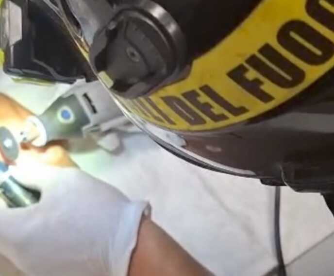 Bari, non riesce a sfilare l’anello e va al pronto soccorso: intervengono i vigili del fuoco