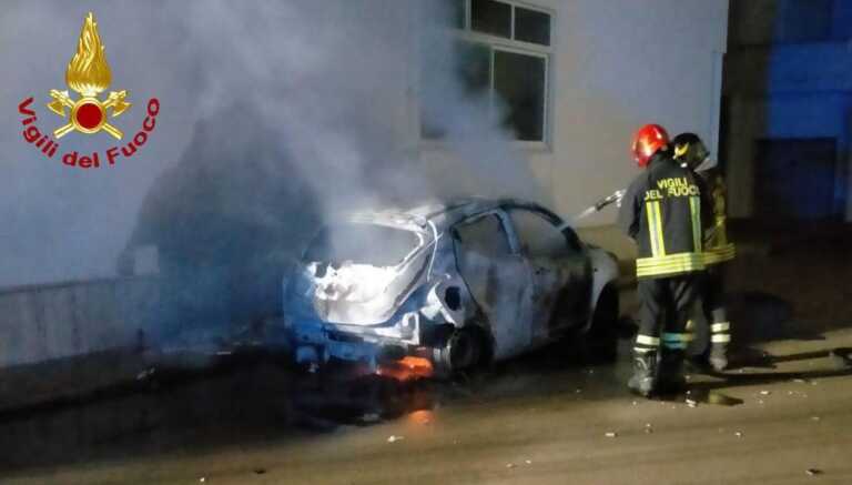 Ancora fiamme nel Leccese: un’auto distrutta da un incendio a Campi Salentina