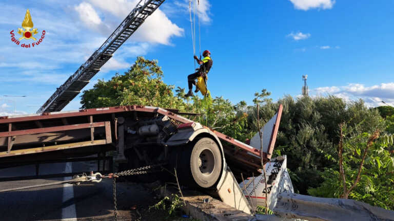 Galleria foto 'Incidente sull’ss16, camion si ribalta all’uscita Bari San Paolo: lunghe code – FOTO' - foto 1