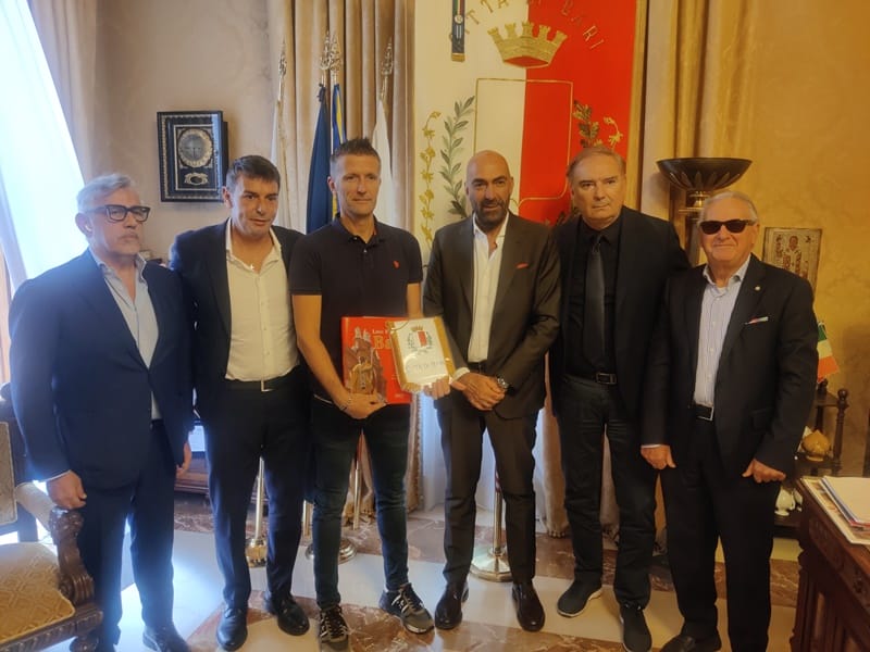 Bari, l’arbitro Orsato ricevuto dal sindaco Leccese: «Onorato. Incredibile la sua carriera internazionale»