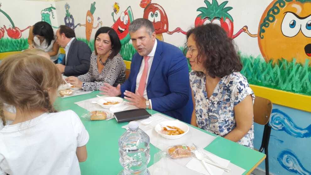 Bari, parte il servizio mensa alla scuola Corridoni: distribuiti i primi 200 pasti – VIDEO