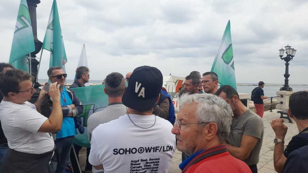 Automotive, dal termico al green con la paura di perdere il lavoro: la protesta a Bari – VIDEO