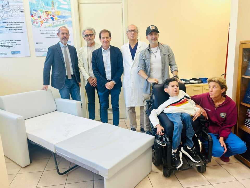 Galleria foto 'Bari, donate al Policlinico due poltrone letto per i familiari dei pazienti ricoverati in Rianimazione' - foto 1