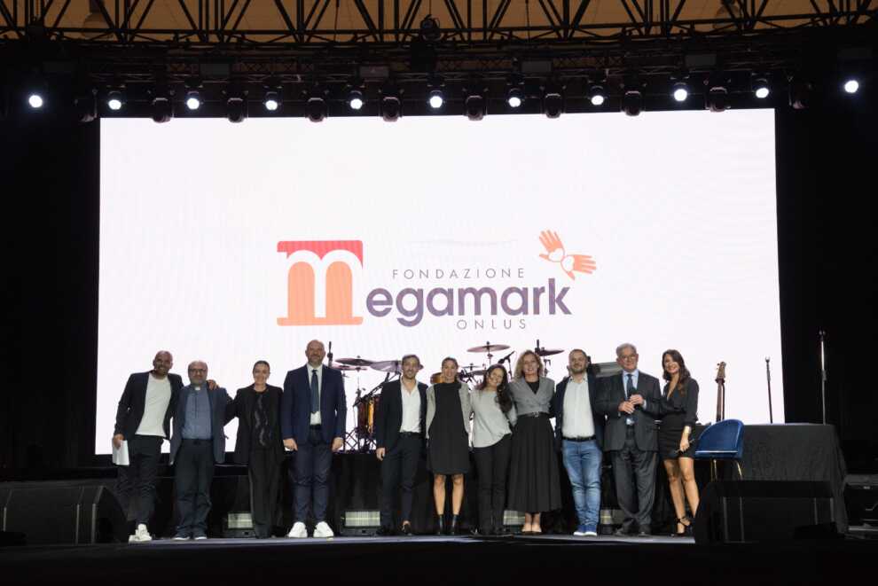 Bari, Megamark premia i vincitori di “Orizzonti solidali”: la festa con Tommaso Paradiso – VIDEO