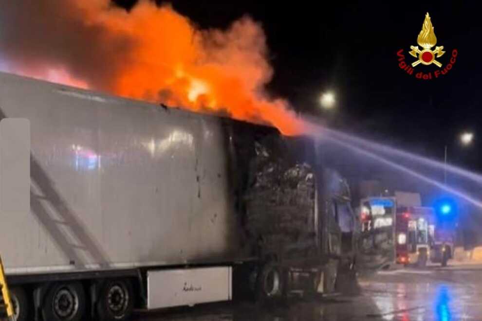 Paura a Gioia del Colle, tir in fiamme nei pressi di una stazione di rifornimento – FOTO