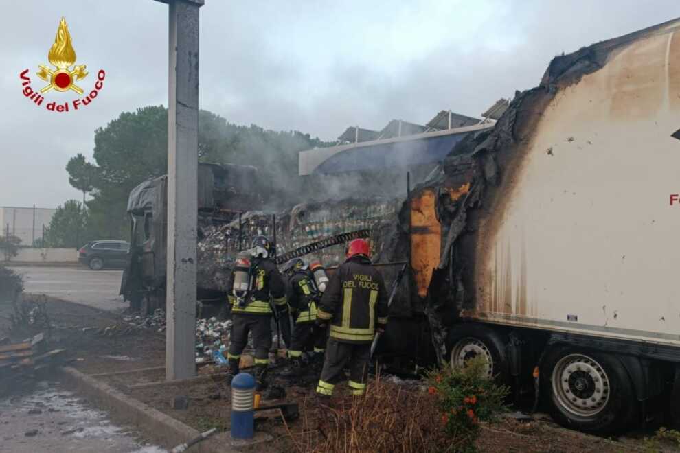 Galleria foto 'Paura a Gioia del Colle, tir in fiamme nei pressi di una stazione di rifornimento – FOTO' - foto 2