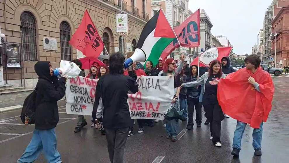 Bari, studenti in piazza contro il decreto sicurezza del governo Meloni – VIDEO
