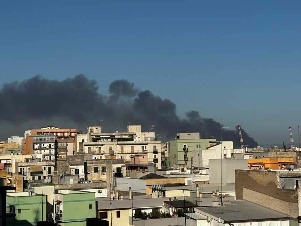 Galleria foto 'Capannone in fiamme a Taranto, nube nera sulla città: a fuoco materiale plastico e addobbi natalizi – VIDEO' - foto 1