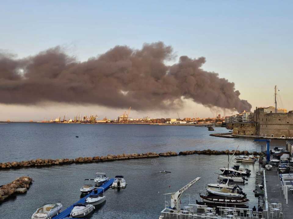 Capannone in fiamme a Taranto, nube nera sulla città: a fuoco materiale plastico e addobbi natalizi – VIDEO