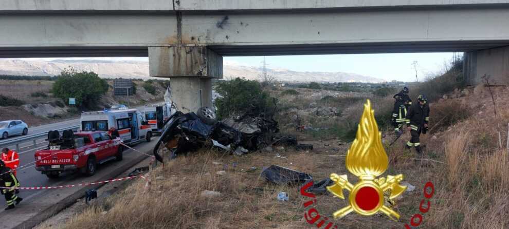 Incidente nel Foggiano, un’auto perde il controllo e finisce violentemente contro un pilone: muore 38enne