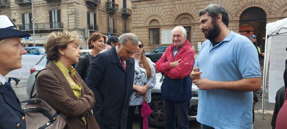 Crisi abitativa a Bari, l’amministrazione risponde ai manifestanti in protesta contro gli sfrattati – VIDEO