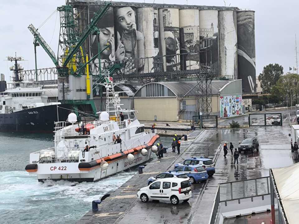 Bari, l’attracco della guardia costiera con i 12 migranti a bordo: in corso le operazioni di sbarco – VIDEO