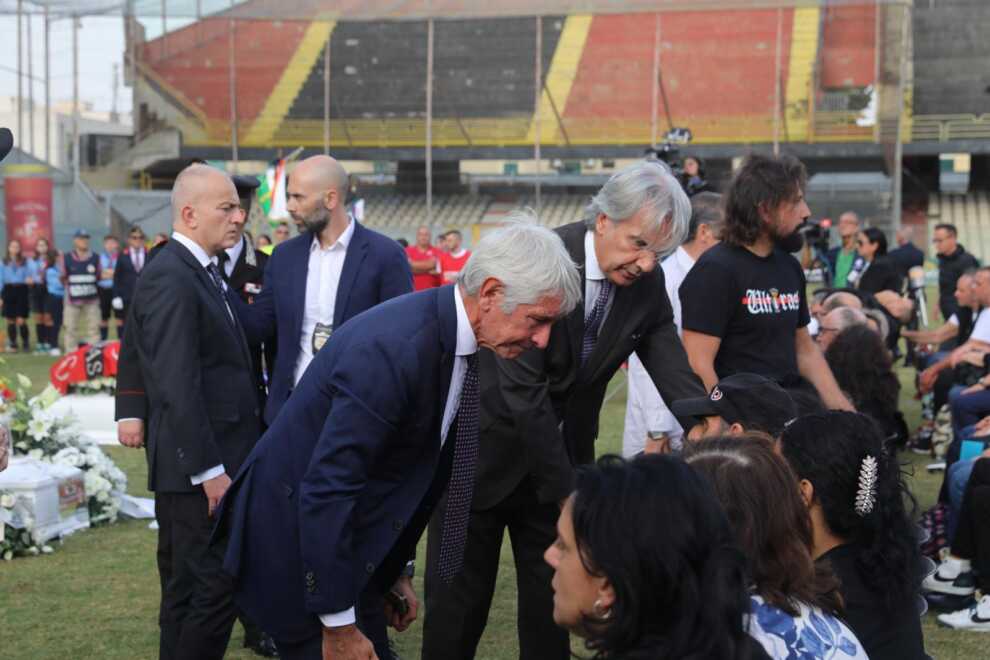 Galleria foto 'Foggia, l’ultimo saluto a Gaetano, Samuel e Michele: cori e applausi allo stadio Zaccheria – VIDEO' - foto 2
