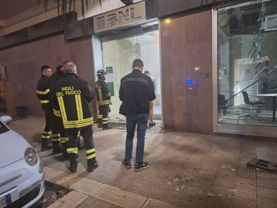 Assalto al bancomat nella notte a Bisceglie: banditi in fuga senza il bottino – FOTO