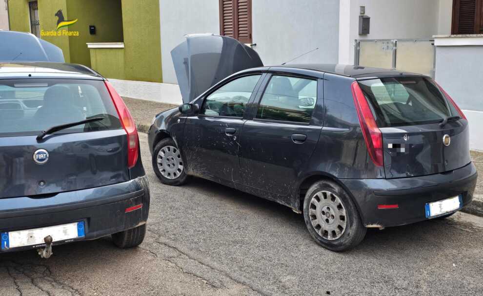 Ex carrozziere crea un’auto identica alla Punto di famiglia: sequestrato il “clone” – VIDEO