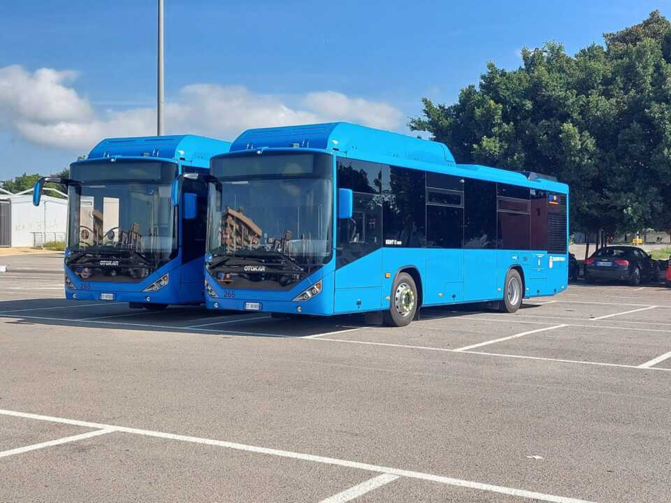 Galleria foto 'A Lecce 5 nuovi bus a metano per il trasporto pubblico locale: acquistati dalla Regione Puglia' - foto 1
