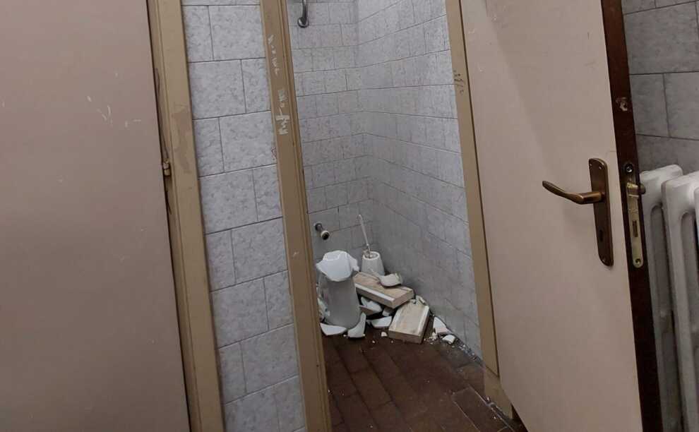 Bari, cede un pezzo di marmo dal muro del bagno a scuola: ferito un 12enne