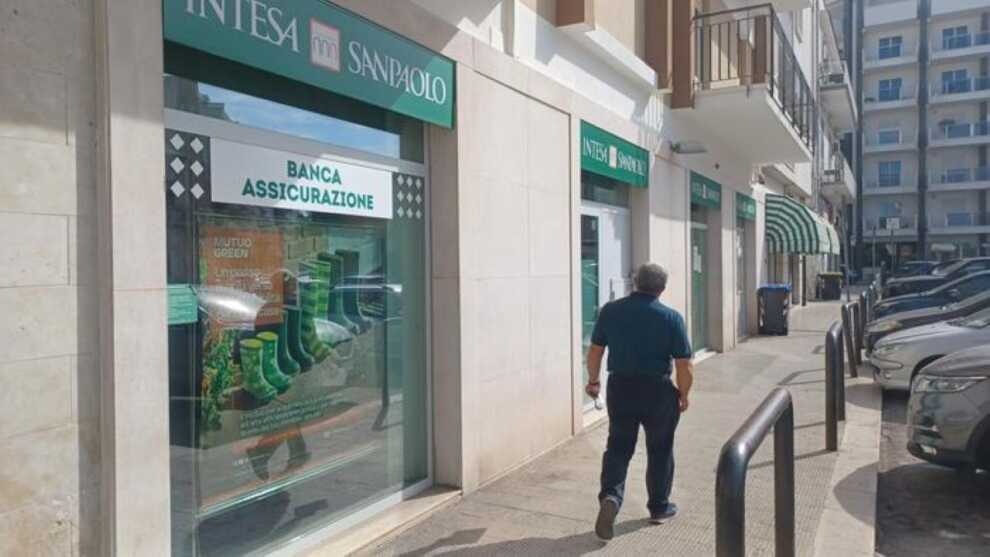 Conti correnti spiati, banca Intesa Sanpaolo è indagata: i clienti valutano risarcimenti